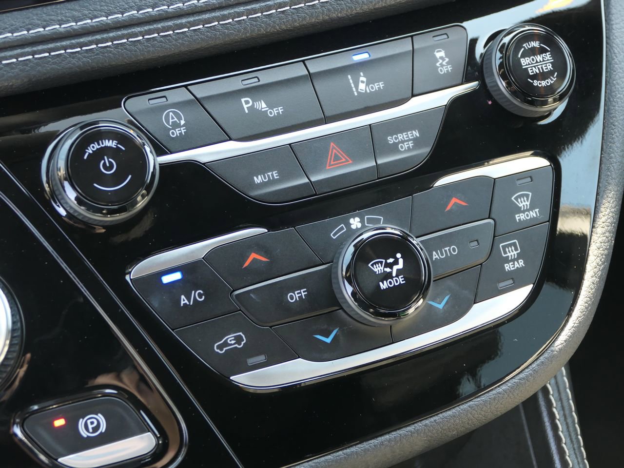 Used 2025 Chrysler Pacifica Limited image 21