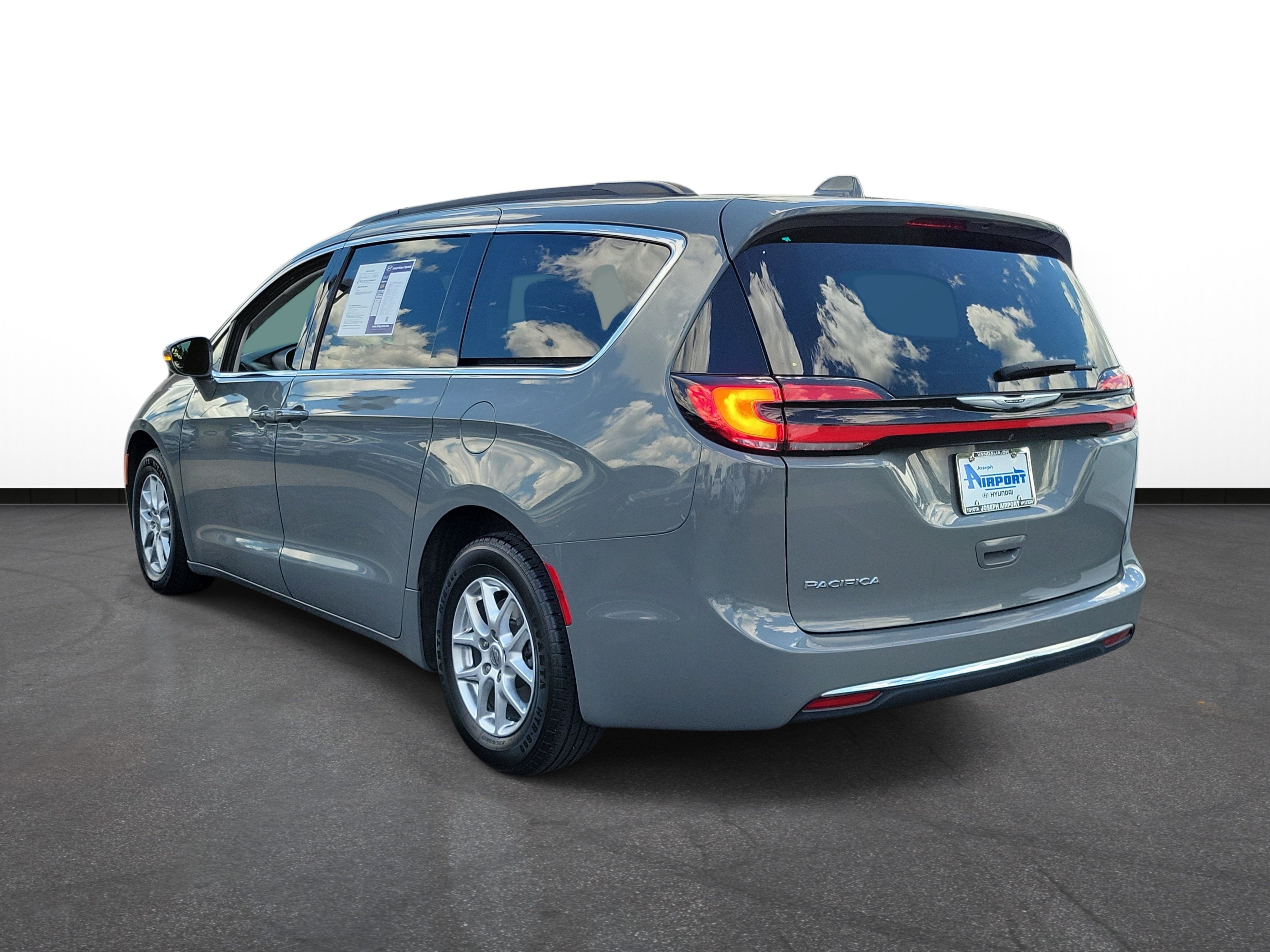 Used 2022 Chrysler Pacifica Touring-L FWD image 3