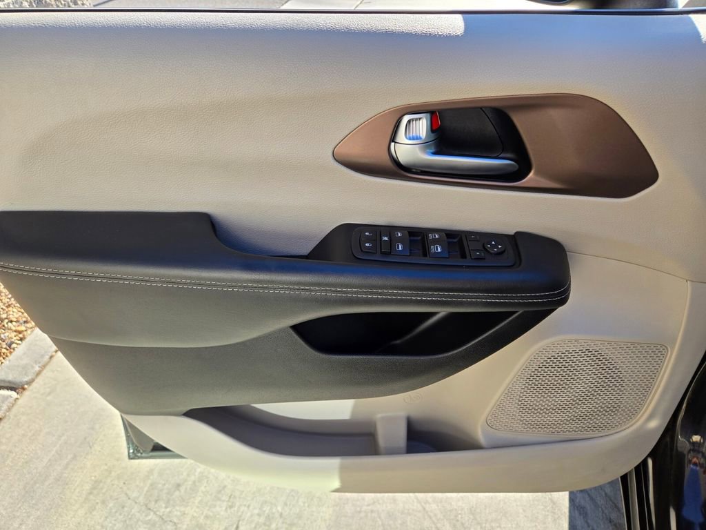 Used 2023 Chrysler Voyager LX image 22