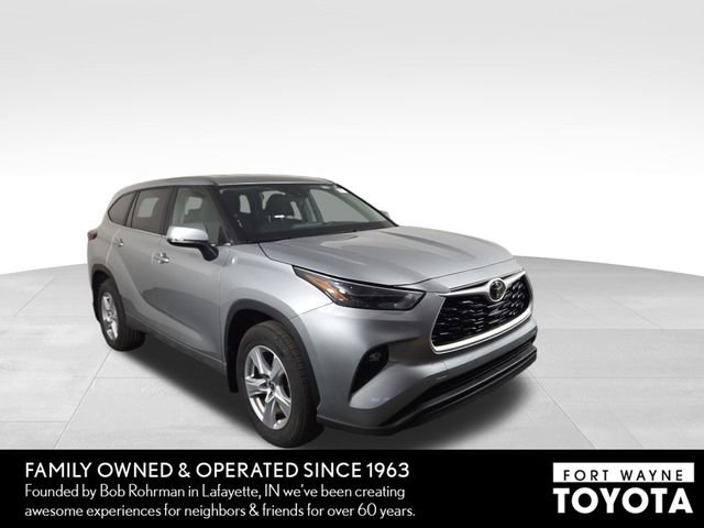 Used 2025 Toyota Highlander LE AWD/4WD image 4