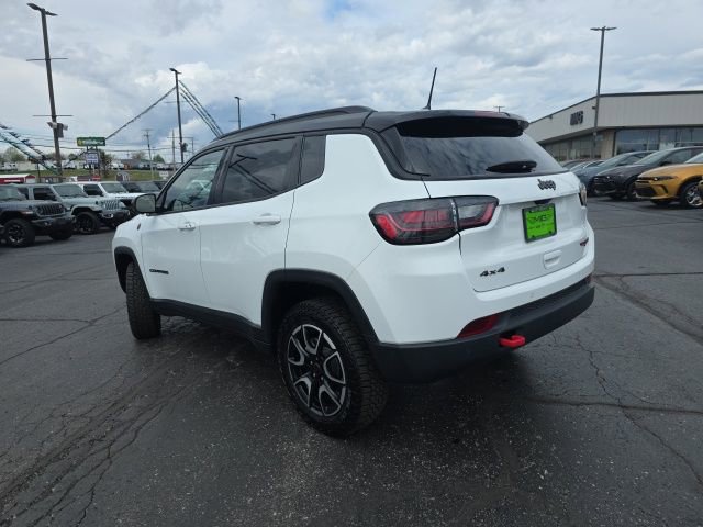 Used 2025 Jeep Compass Trailhawk w/ Trailhawk Elite Group AWD/4WD image 5