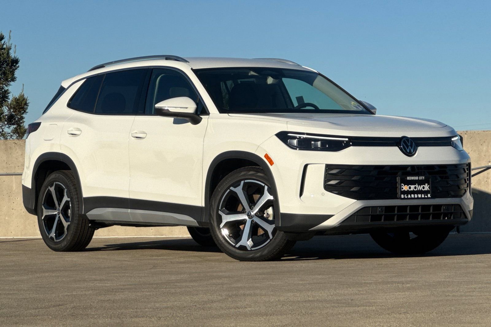 New 2026 Volkswagen Tiguan SE FWD image 2
