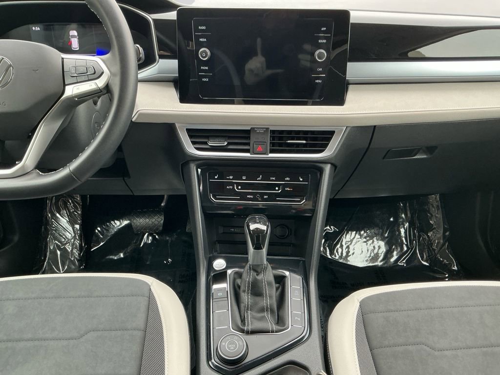 Used 2025 Volkswagen Taos SE image 11