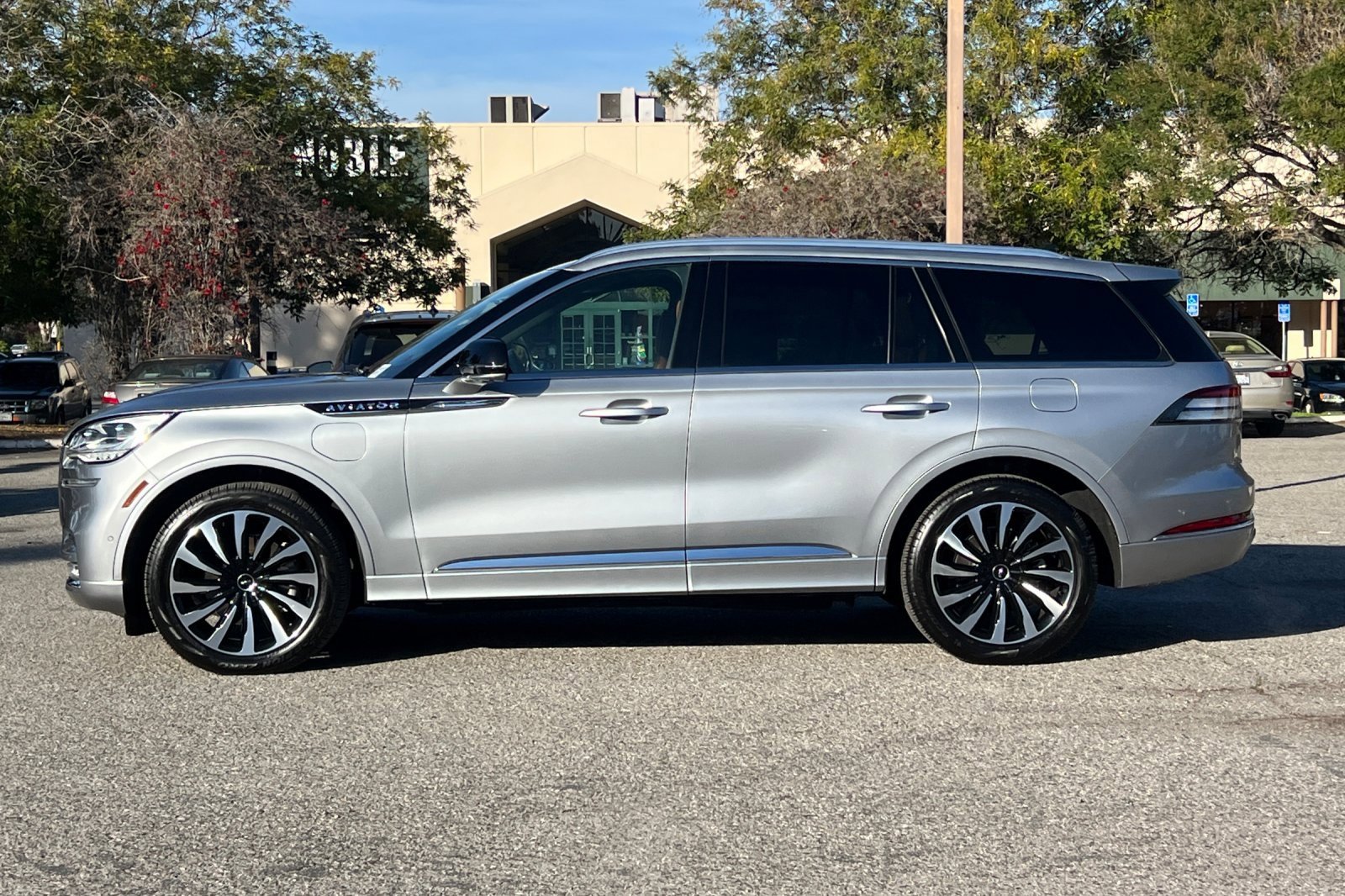 Certified 2023 Lincoln Aviator Black Label Grand Touring w/ Class IV Trailer Tow Package image 7