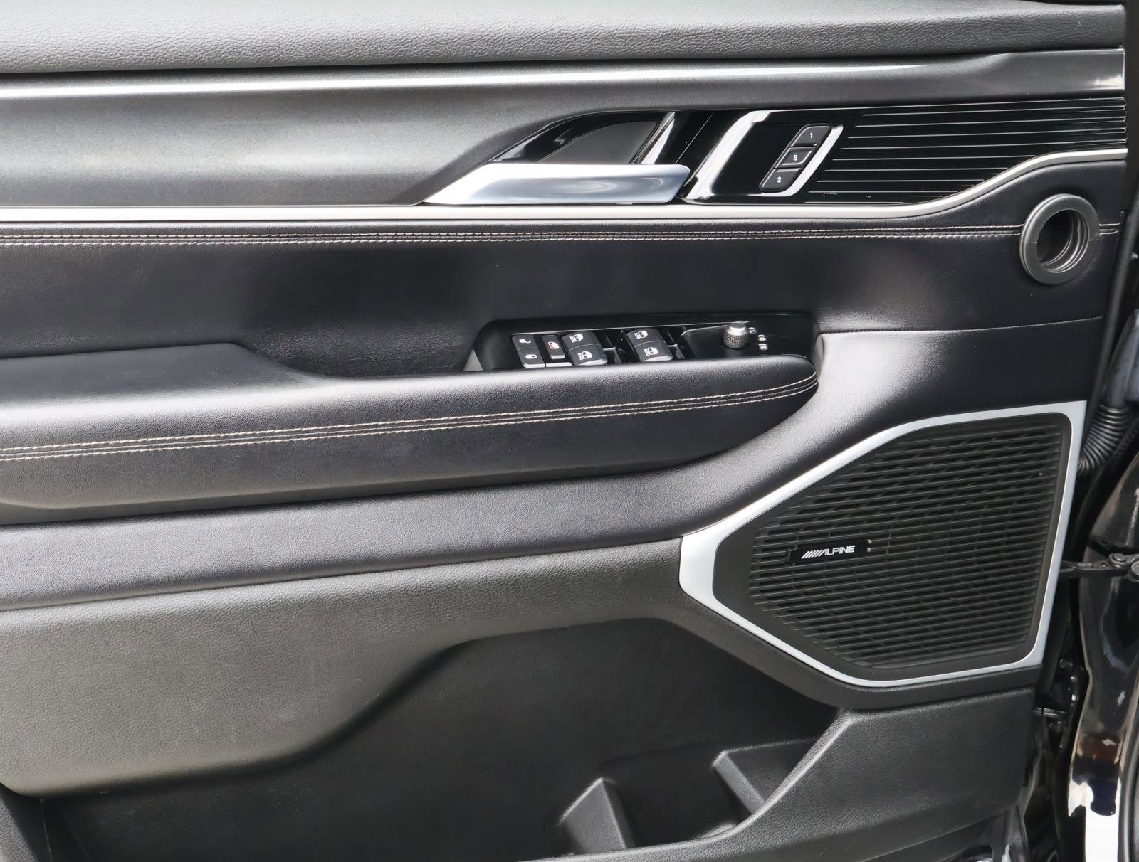 Used 2022 Jeep Wagoneer Series I w/ Premium Group I AWD/4WD image 17