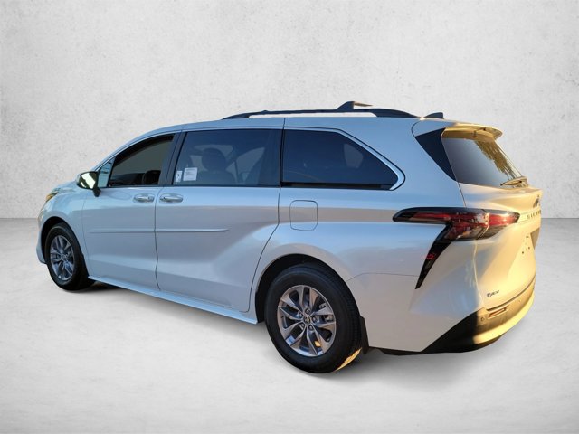 Used 2026 Toyota Sienna XLE FWD image 8