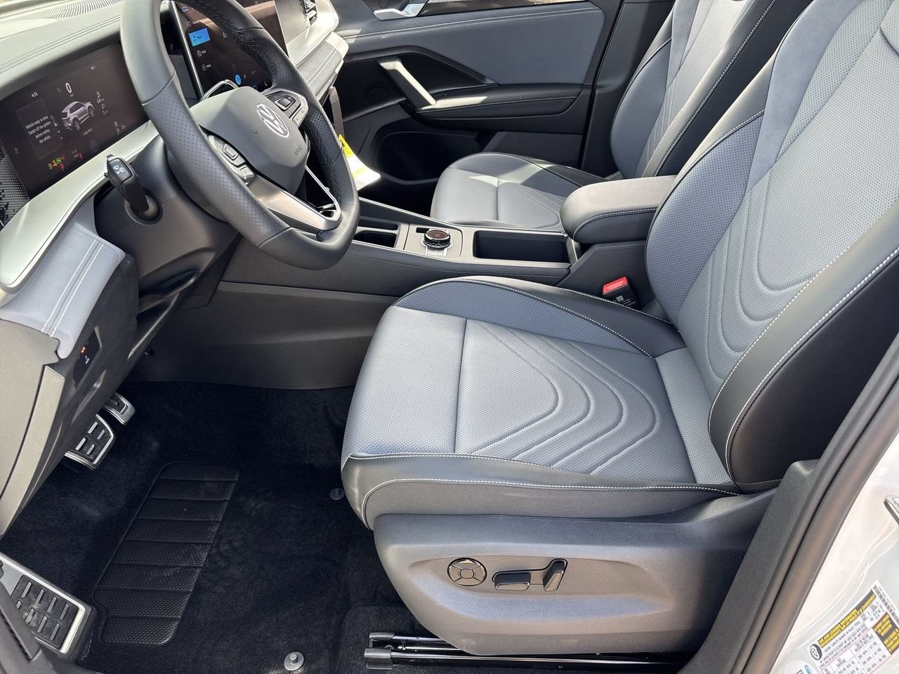 New 2026 Volkswagen Tiguan SE R-Line FWD image 15