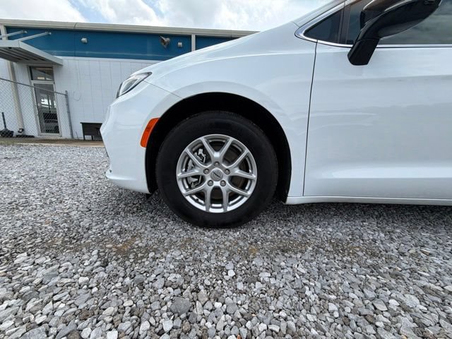 Used 2025 Chrysler Pacifica Select FWD image 7