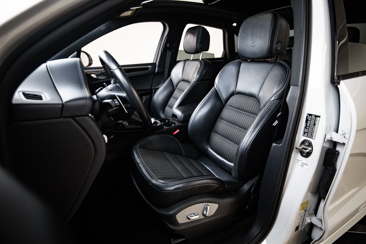 Certified 2024 Porsche Macan Turbo AWD/4WD image 5