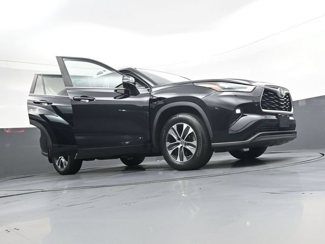 Used 2023 Toyota Highlander XLE AWD/4WD image 42