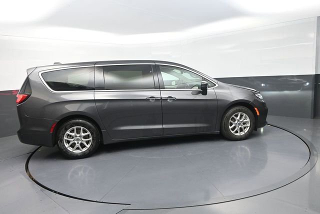 Used 2023 Chrysler Pacifica Touring-L image 9