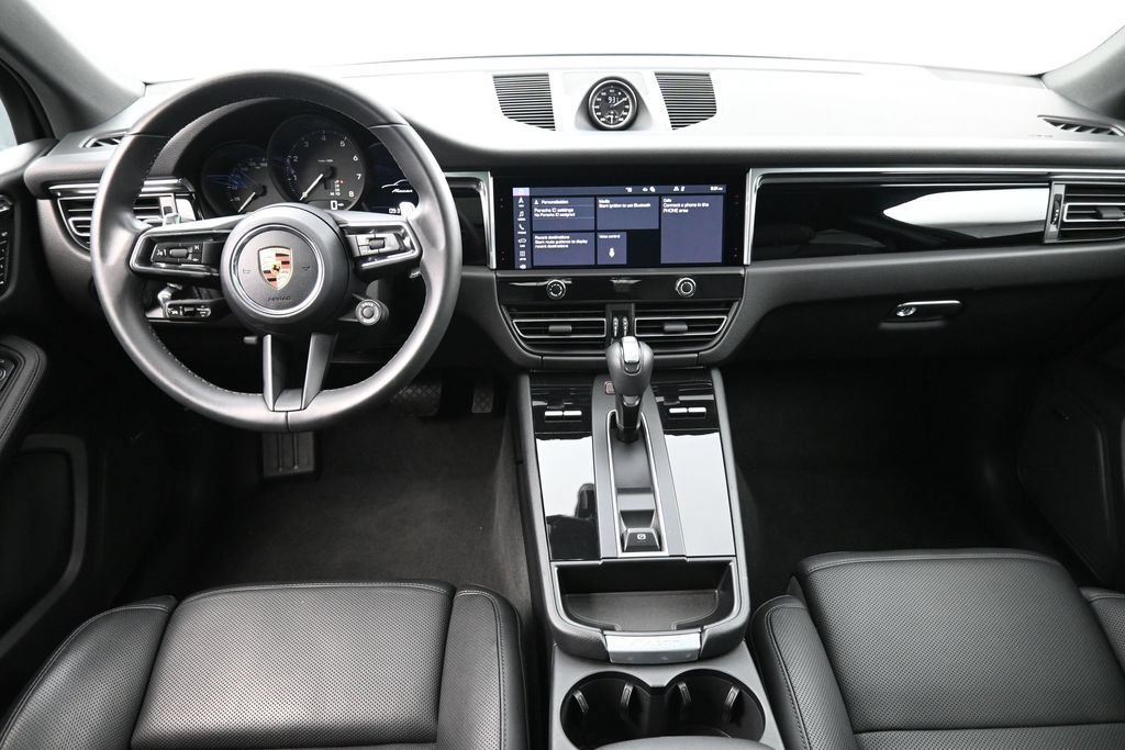 Certified 2026 Porsche Macan AWD/4WD image 6