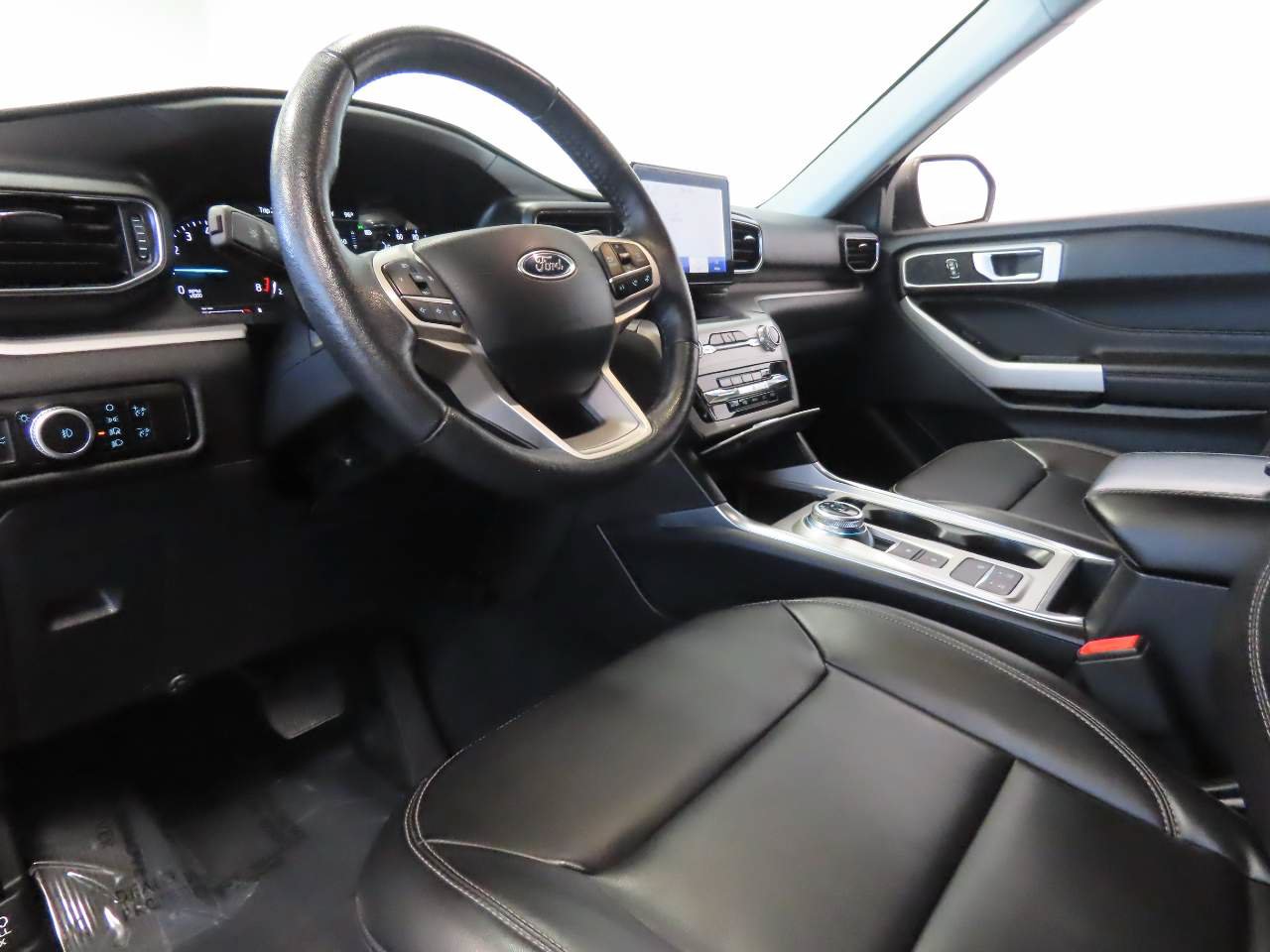 Used 2023 Ford Explorer XLT w/ Equipment Group 202A RWD image 9