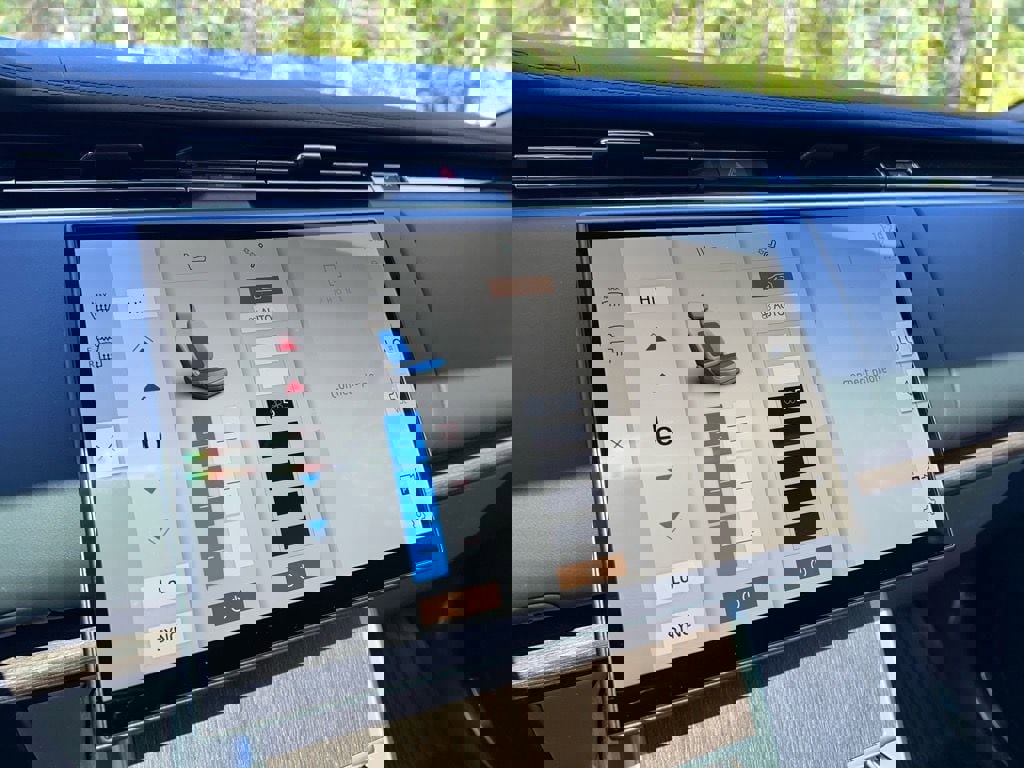 New 2025 Land Rover Range Rover SE image 21