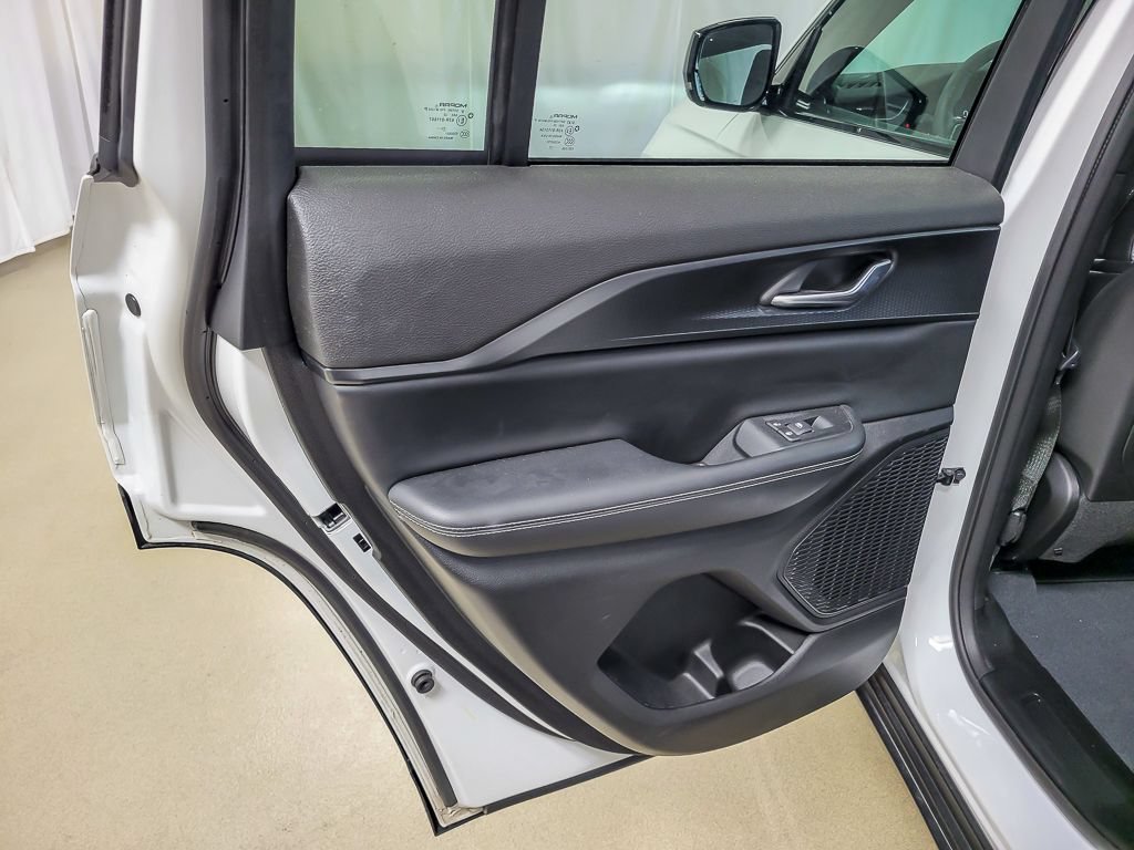 Used 2023 Jeep Grand Cherokee Altitude AWD/4WD image 22