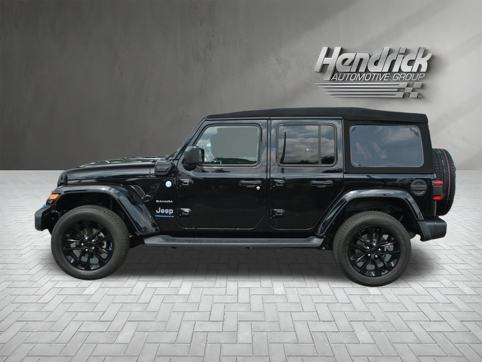 Used 2023 Jeep Wrangler Unlimited Sahara w/ Cold Weather Group AWD/4WD image 7