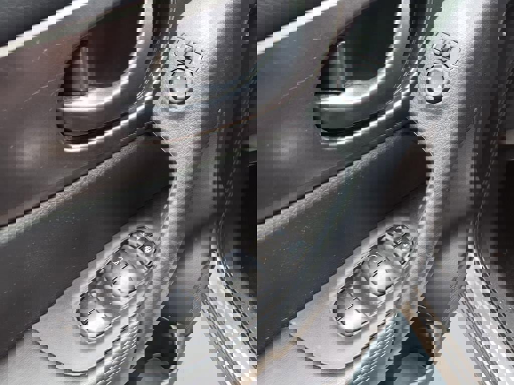 Used 2022 Nissan Rogue Sport S image 12