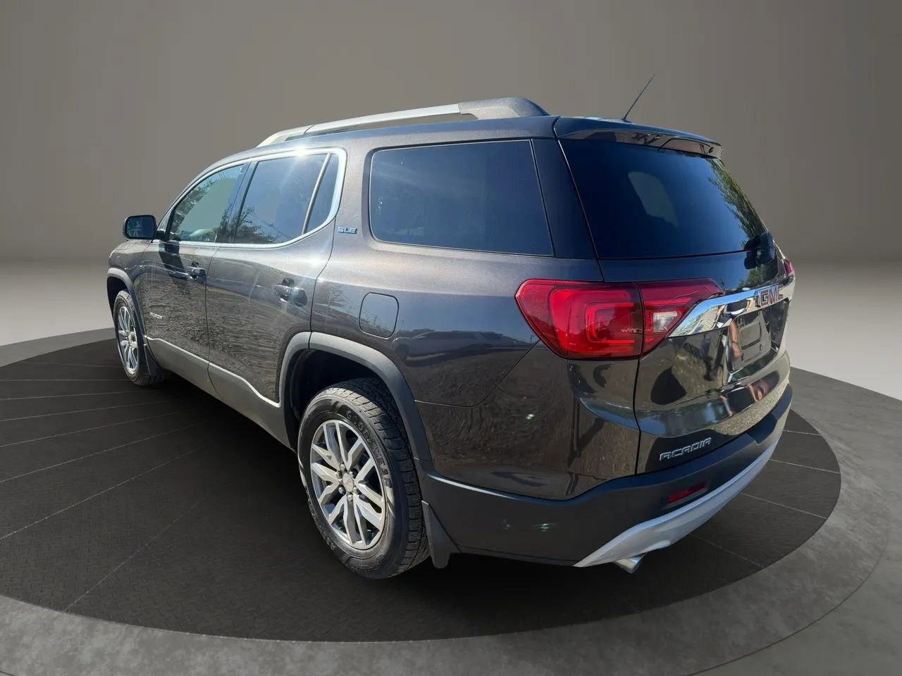 Used 2017 GMC Acadia SLE AWD/4WD image 7