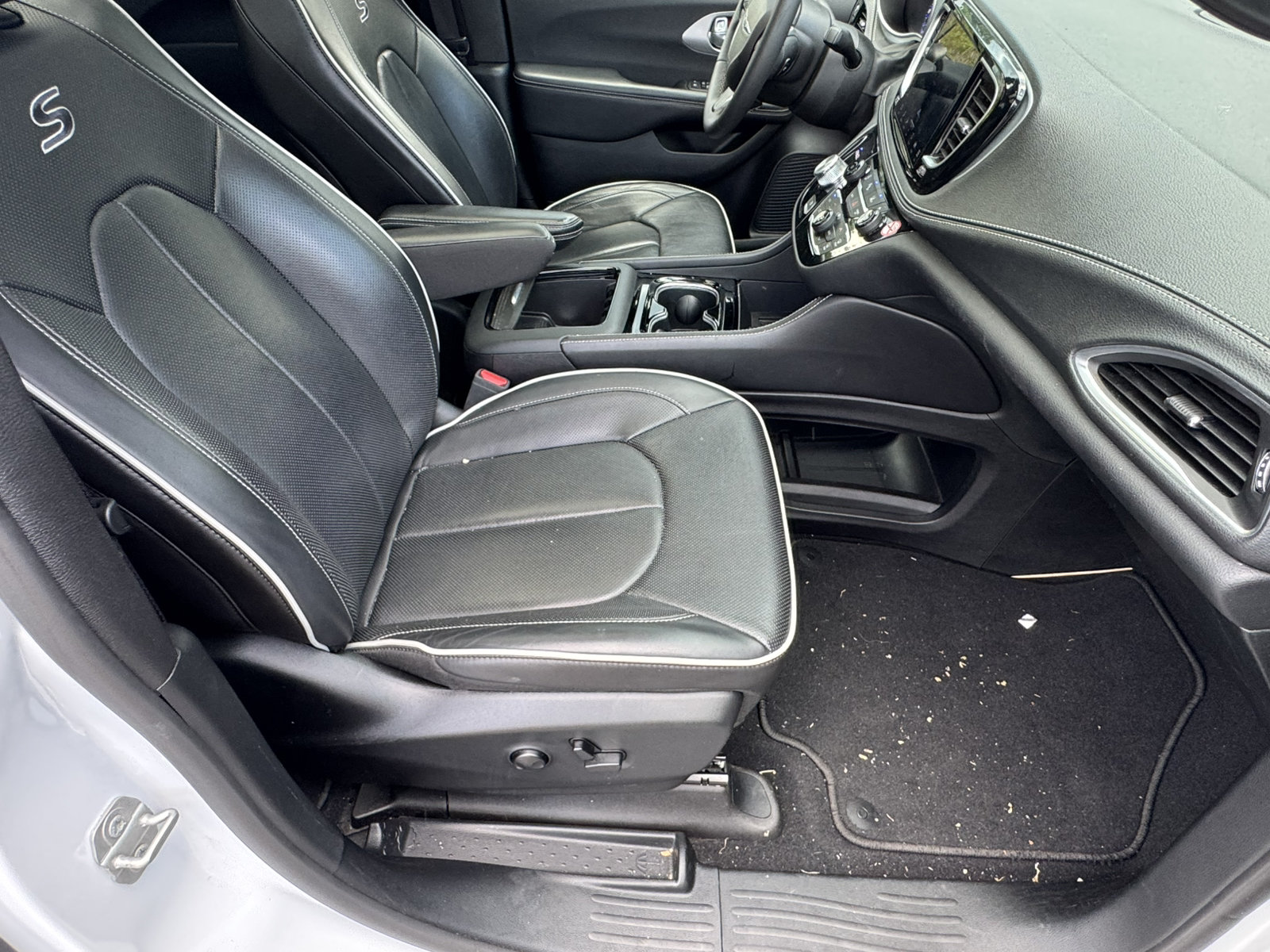 Used 2025 Chrysler Pacifica Limited FWD image 16