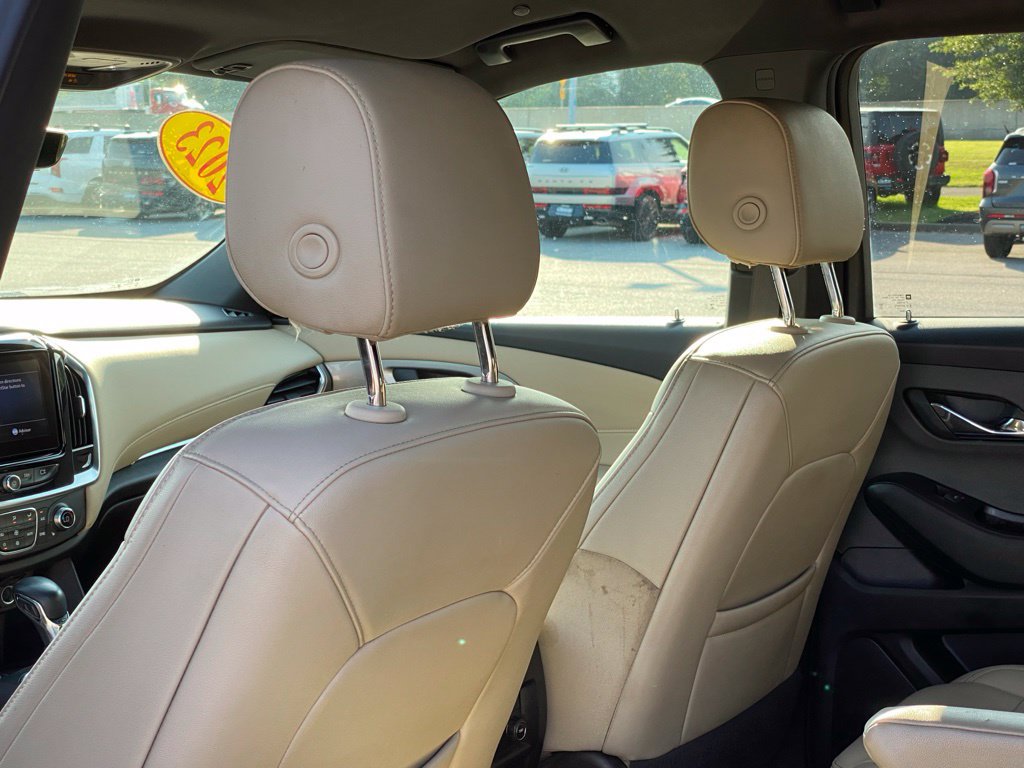 Used 2023 Chevrolet Traverse LT w/ Rear Camera Mirror Package FWD image 28