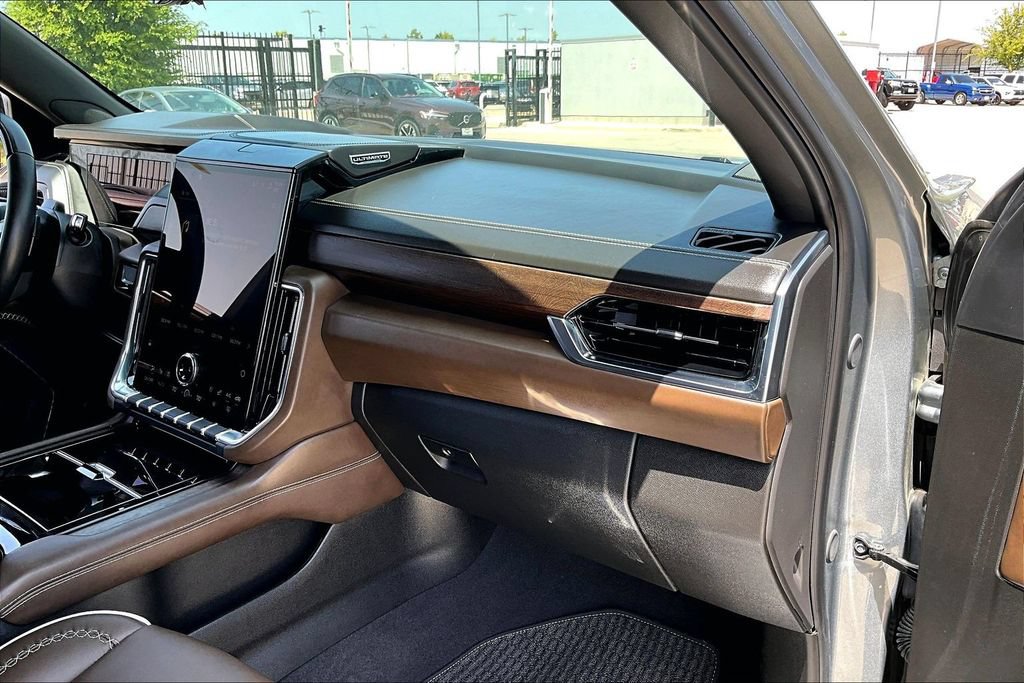 Used 2025 GMC Yukon XL Denali Ultimate AWD/4WD image 17