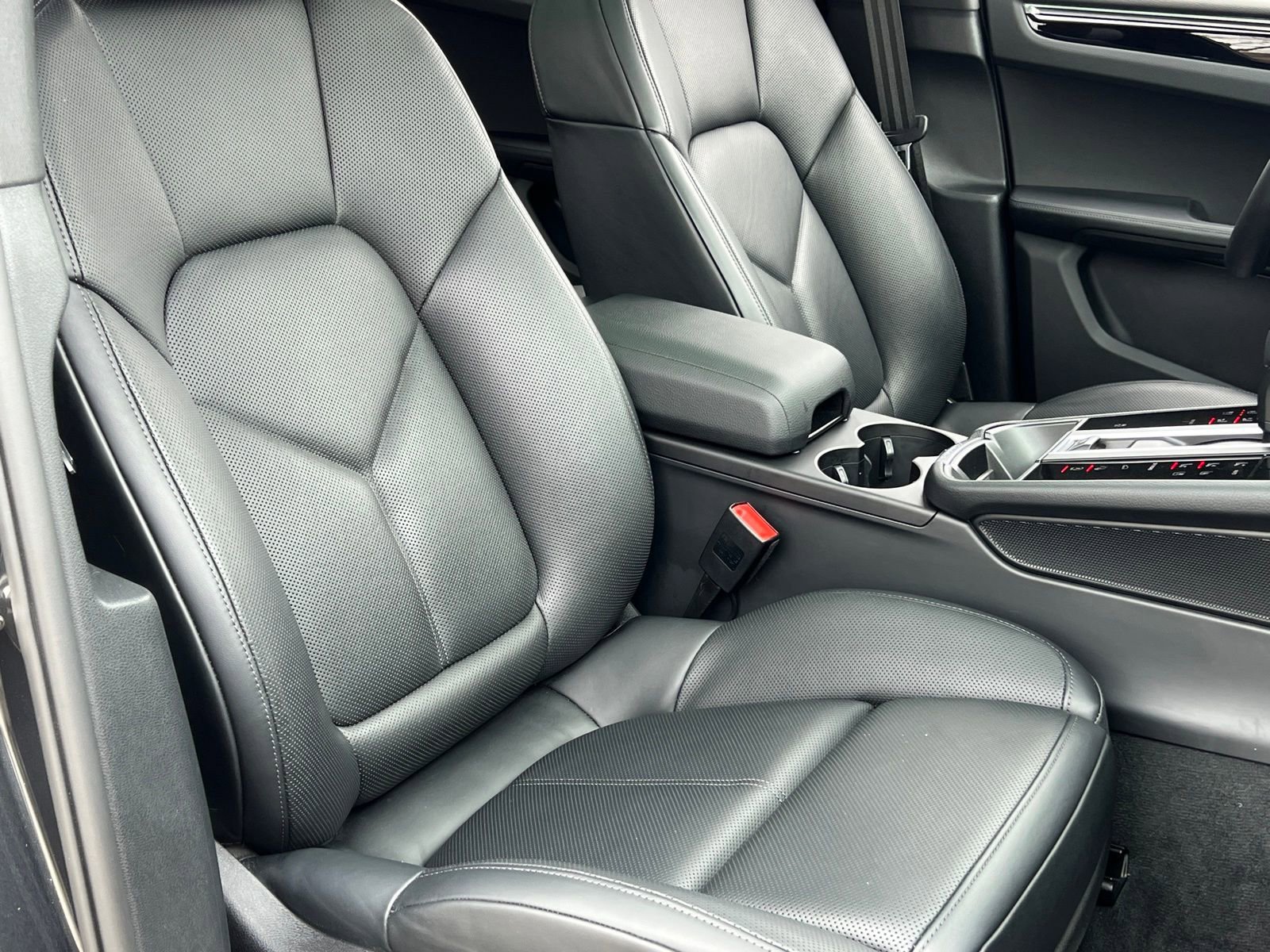 Certified 2025 Porsche Macan image 34