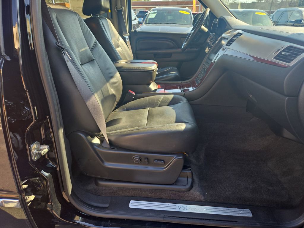 Used 2011 Cadillac Escalade EXT Luxury image 30
