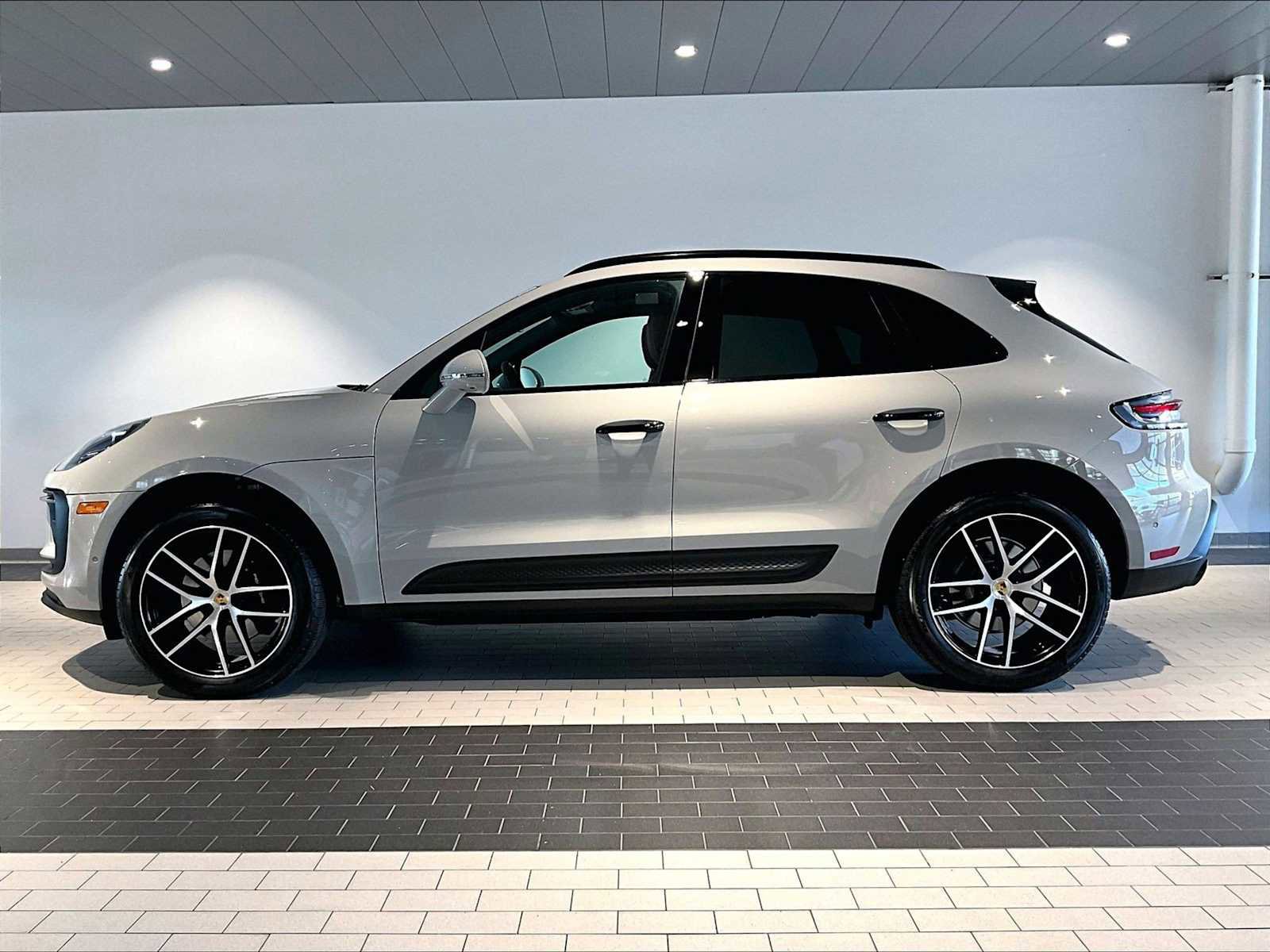 Used 2025 Porsche Macan image 2