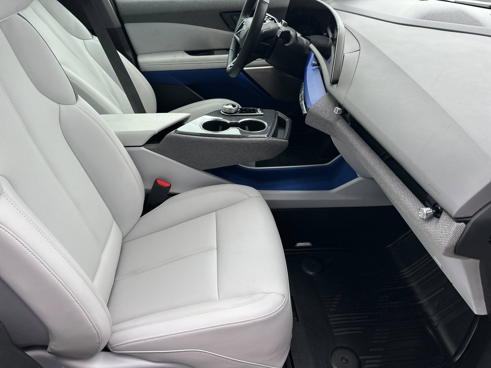 Used 2025 Cadillac Optiq Sport 1 w/ LPO, ONYX Package image 15