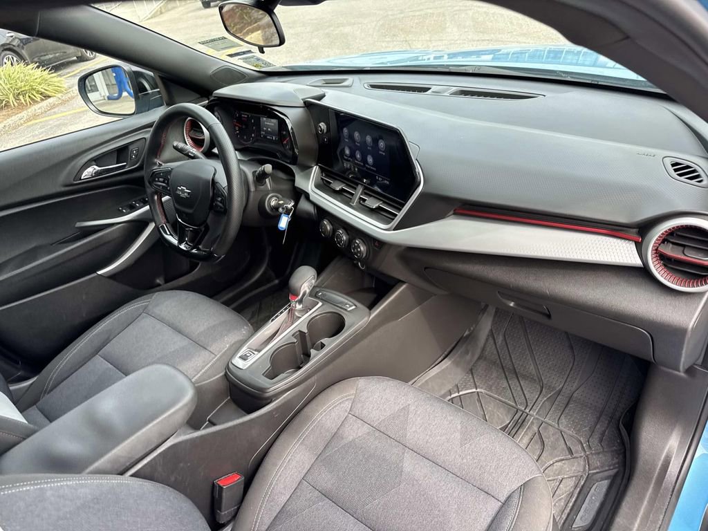 Used 2025 Chevrolet Trax RS image 13
