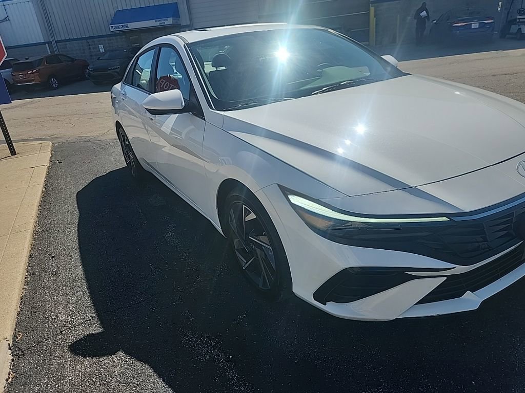 Used 2025 Hyundai Elantra SEL image 1