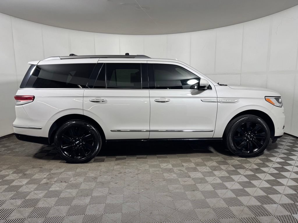 Used 2024 Lincoln Navigator Reserve w/ Monochromatic Package AWD/4WD image 6