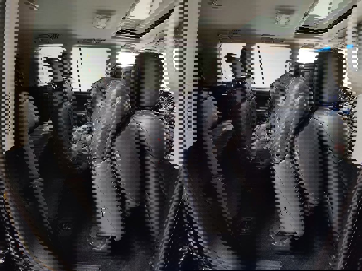 Used 2015 Lexus LX 570 4WD w/ Luxury Package image 21