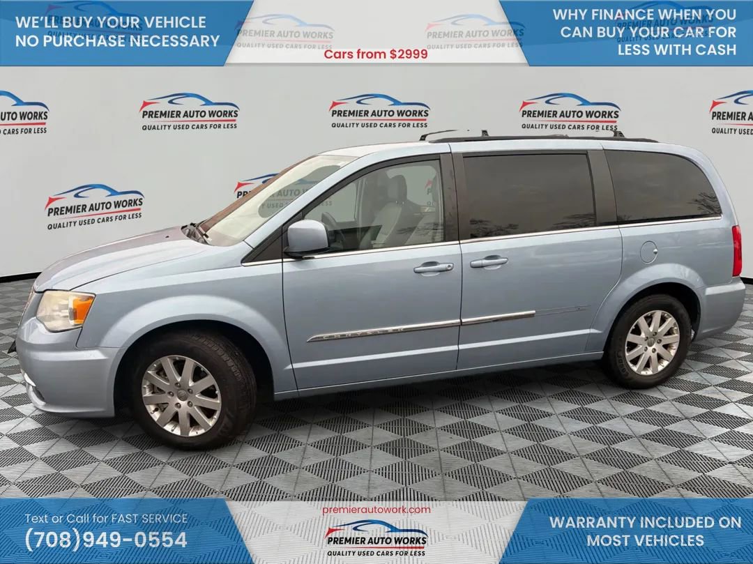 Used 2013 Chrysler Town & Country Touring image 9