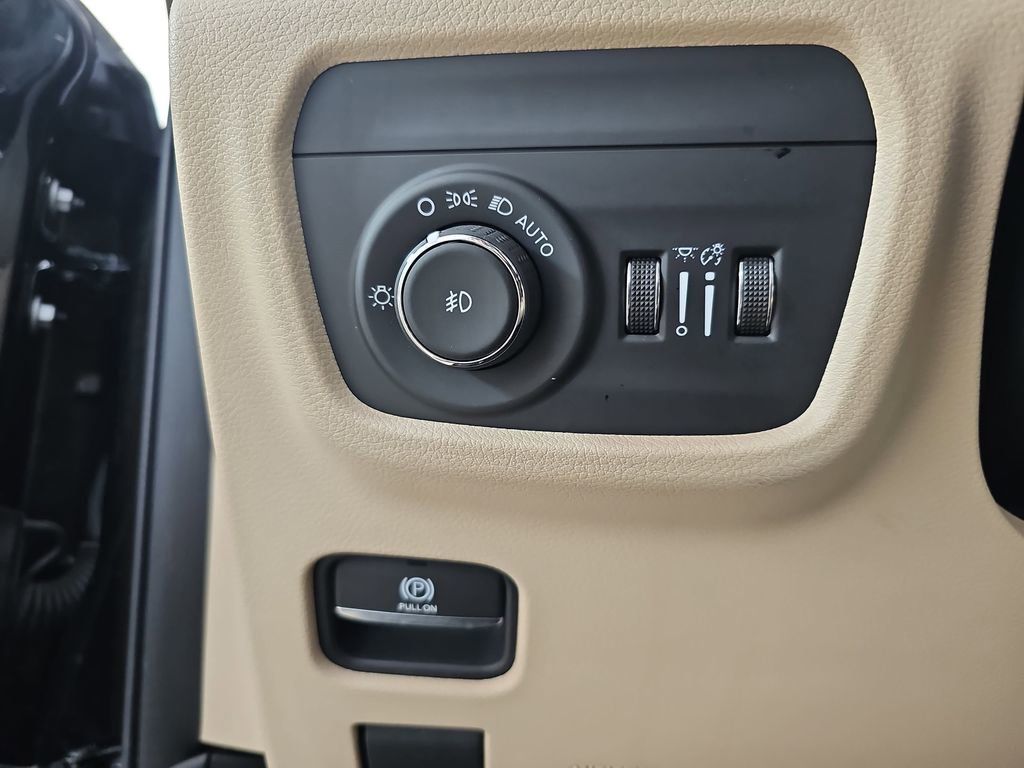 Used 2021 Jeep Grand Cherokee L Limited w/ Luxury Tech Group II image 32