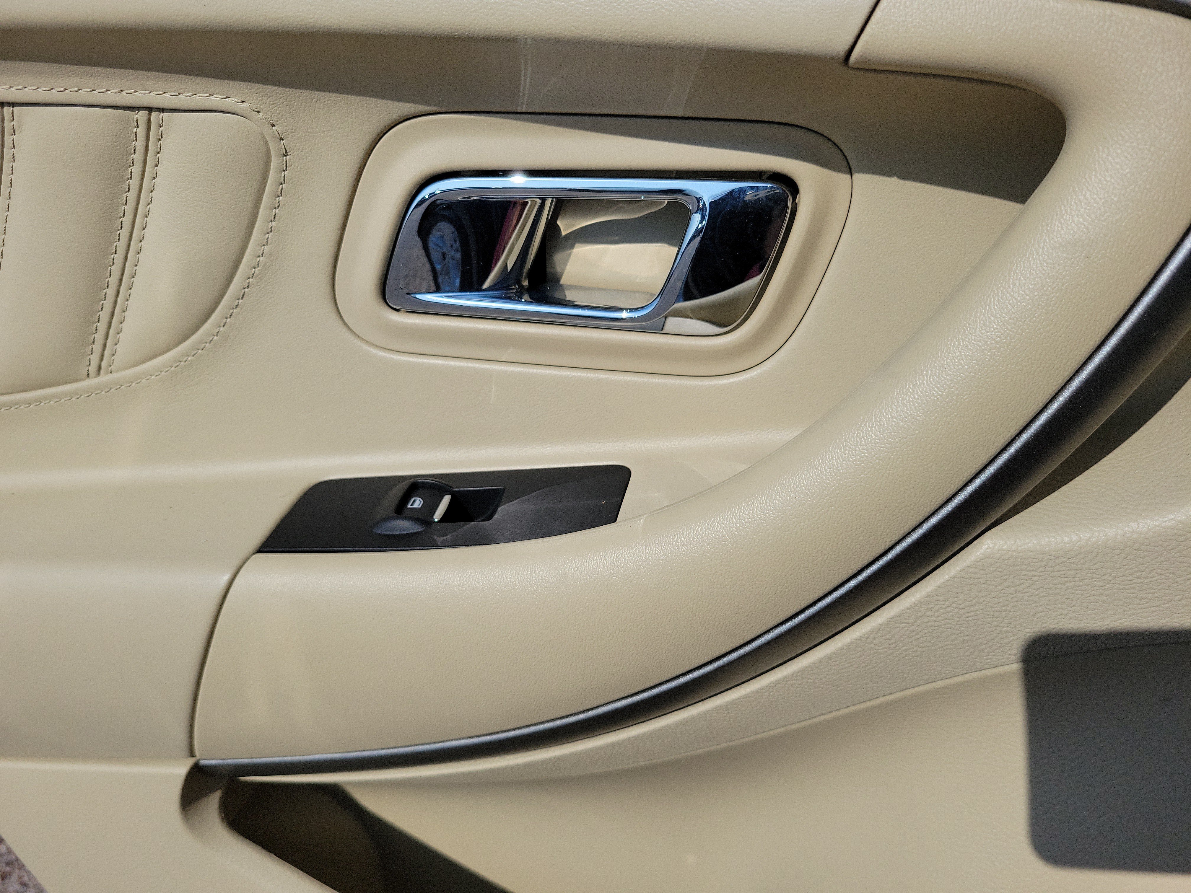 Used 2015 Ford Taurus SE FWD image 25
