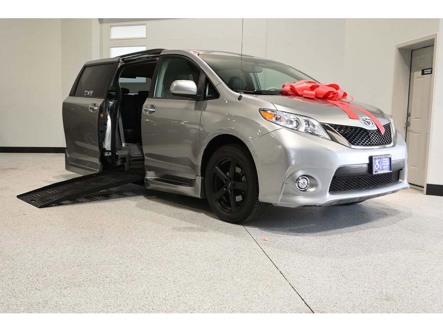Used 2013 Toyota Sienna SE image 2