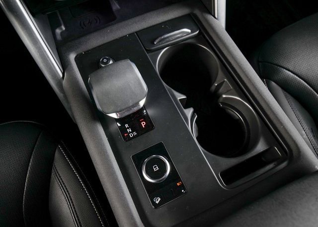 Used 2025 Land Rover Discovery S image 12