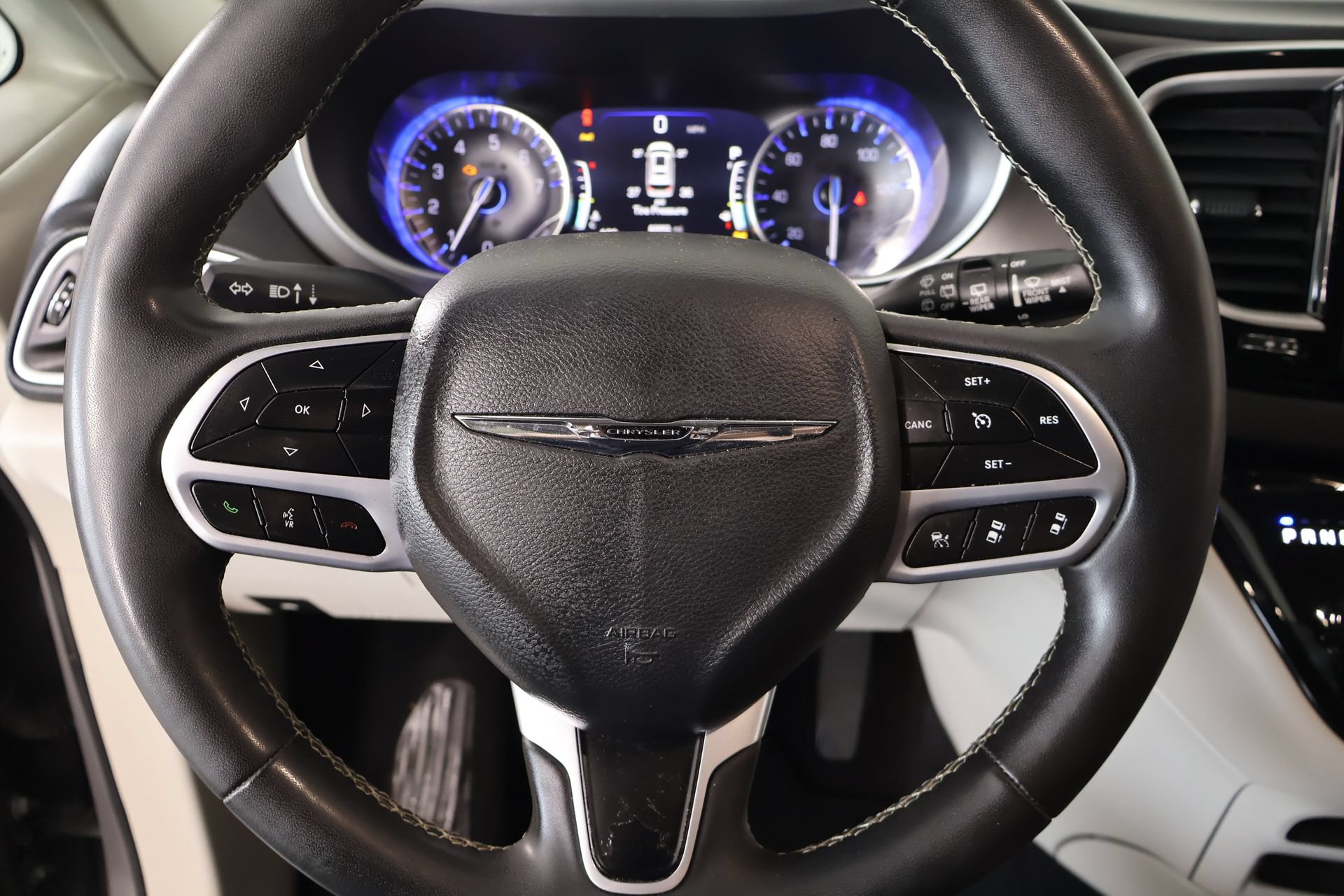 Used 2022 Chrysler Pacifica Touring-L FWD image 3