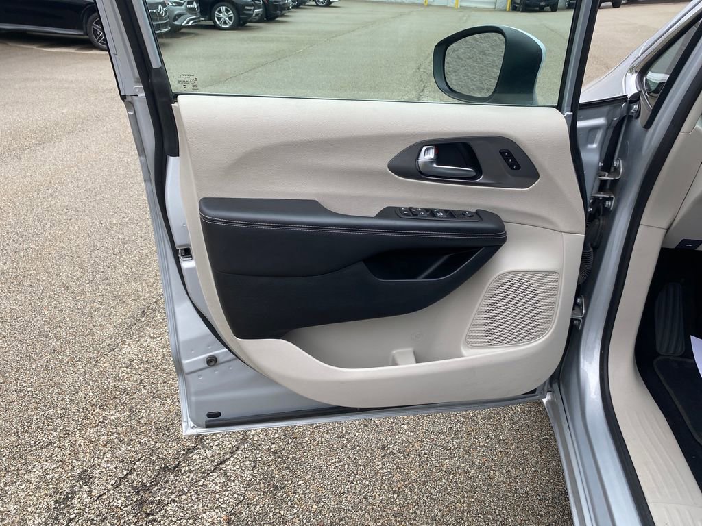 Used 2023 Chrysler Pacifica Touring-L FWD image 12