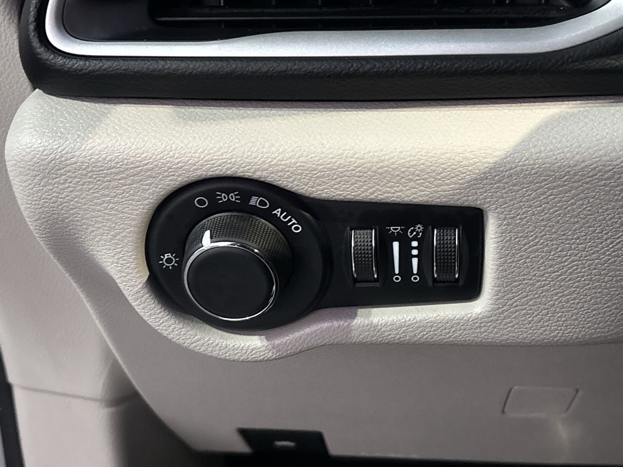 Used 2022 Chrysler Voyager LX image 25