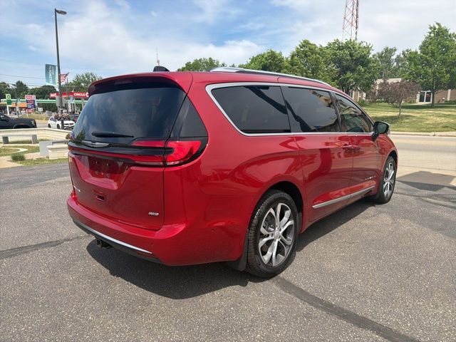 Used 2025 Chrysler Pacifica Pinnacle w/ Trailer Tow Group AWD/4WD image 5