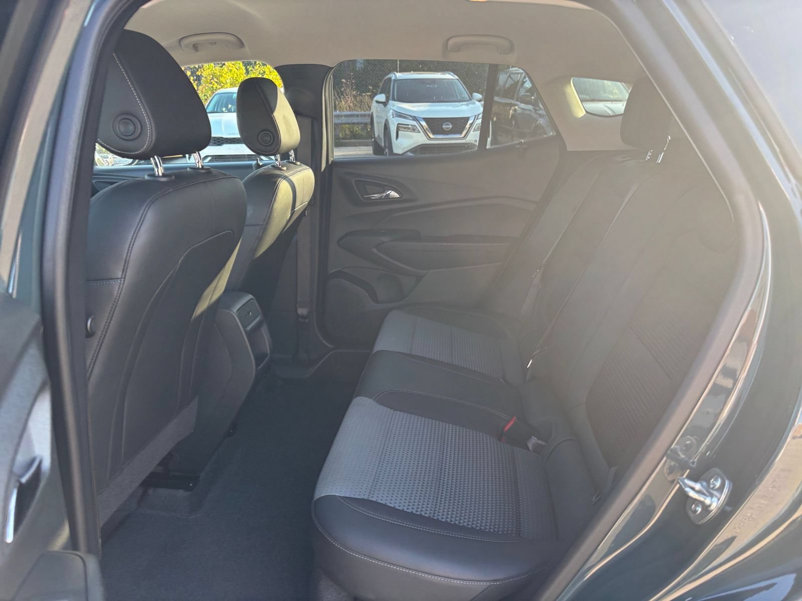 Used 2025 Chevrolet Trax LT w/ LT Convenience Package FWD image 24