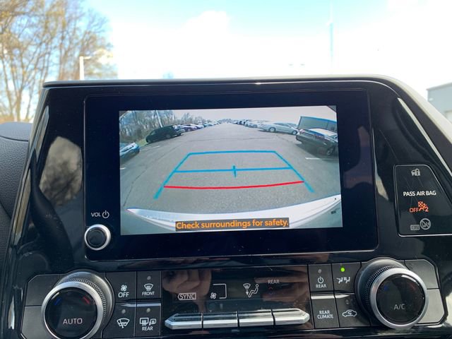 Used 2025 Toyota Highlander LE AWD/4WD image 24
