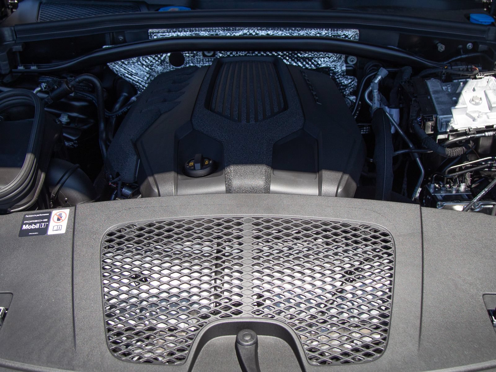 Certified 2026 Porsche Macan AWD/4WD image 25
