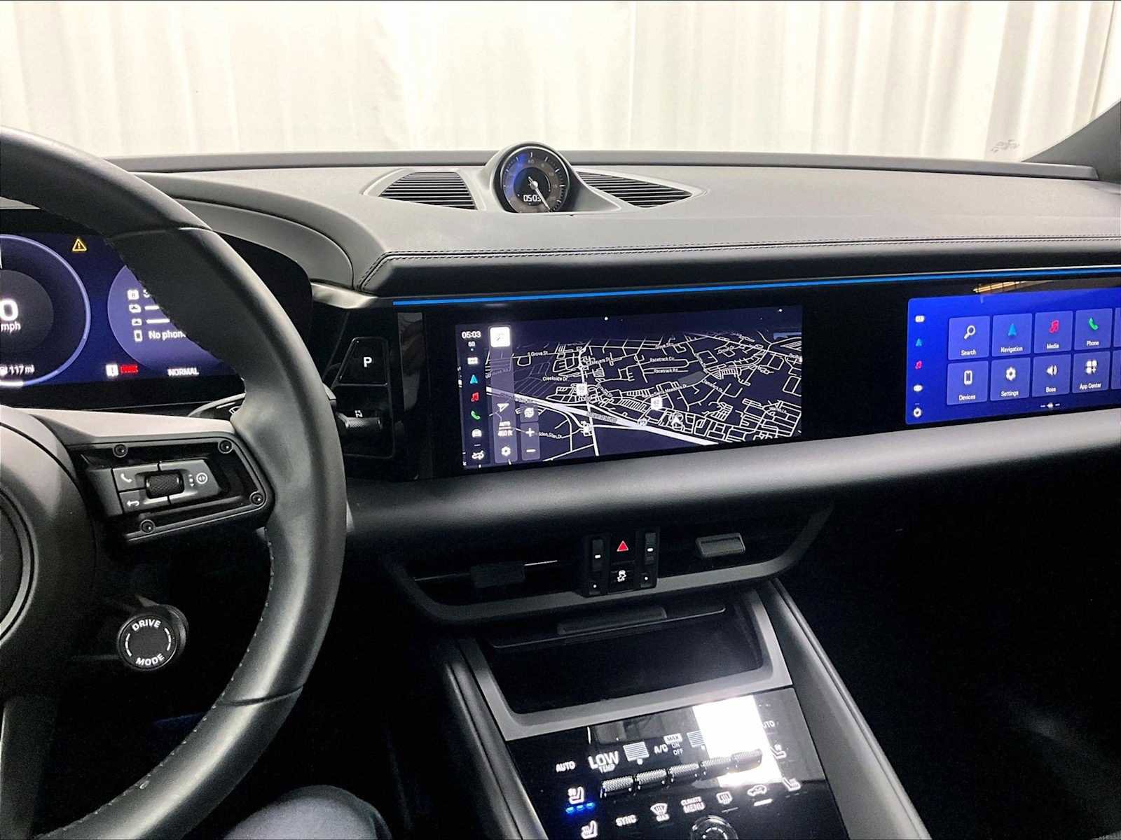 Used 2025 Porsche Macan 4 Electric image 18