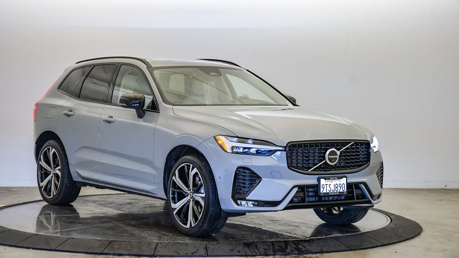 Certified 2025 Volvo XC60 B5 Ultra w/ Protection Package Premier image 6