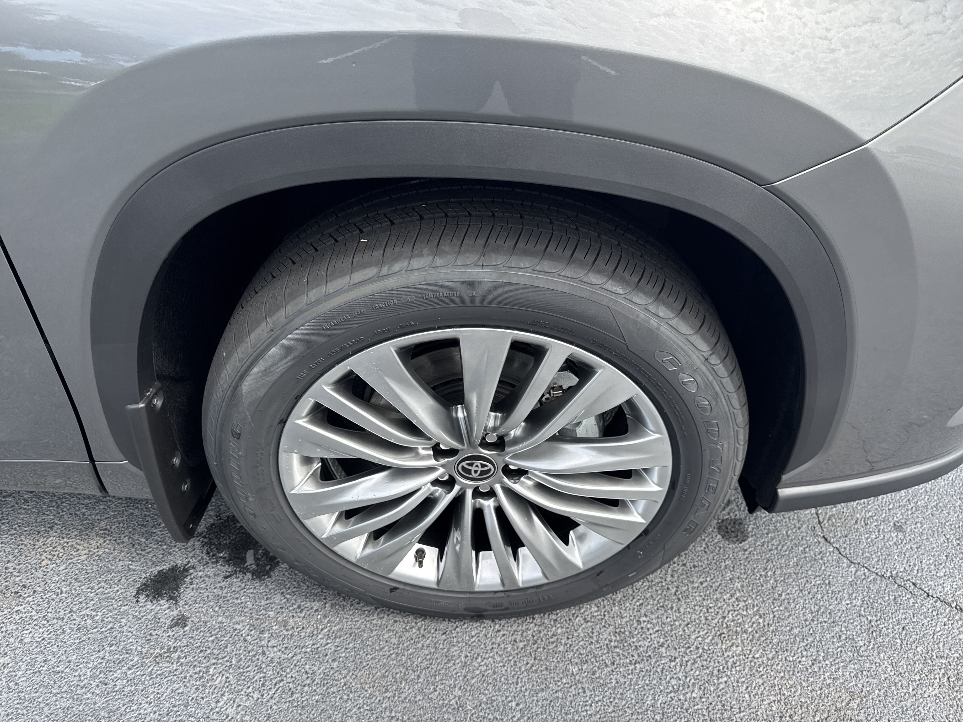 New 2025 Toyota Highlander Platinum AWD/4WD image 10