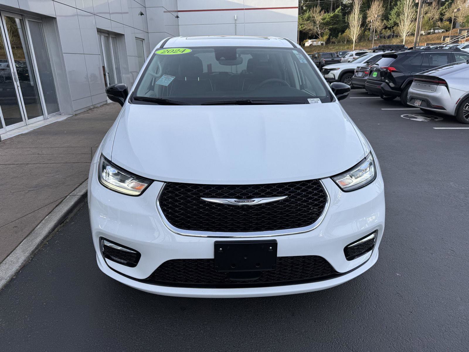 Used 2024 Chrysler Pacifica Limited image 8