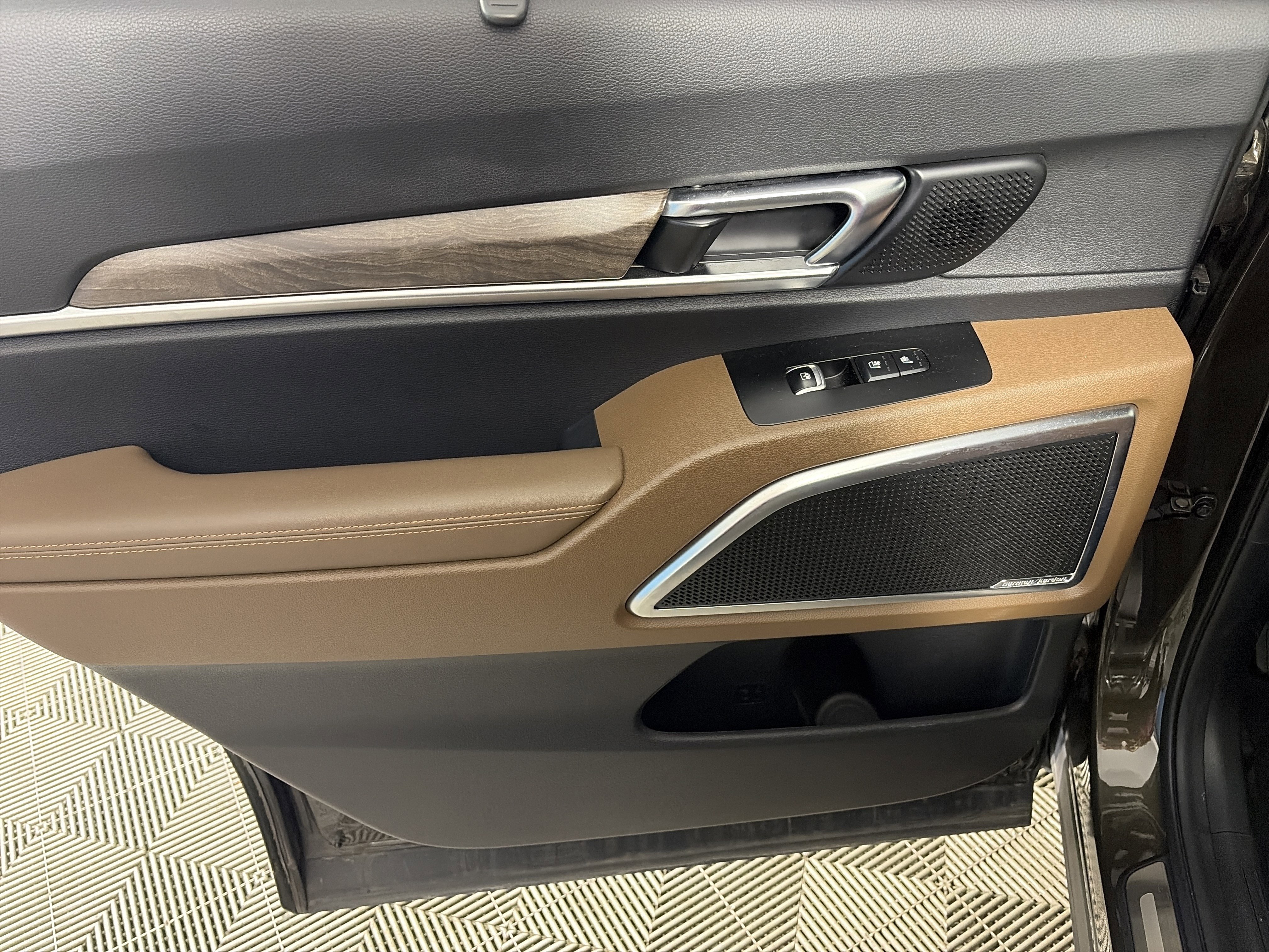 Used 2020 Kia Telluride SX w/ SX Prestige Package image 38